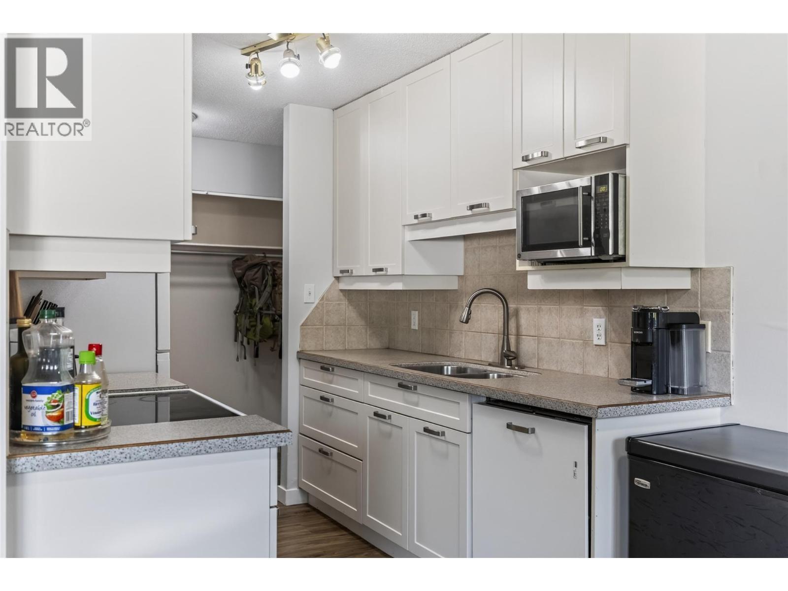 40 Ridgemont Avenue Unit# 101, Fernie, BC - Indoor Photo Showing Kitchen With Double Sink