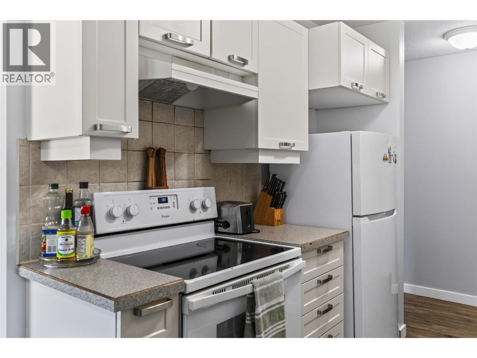 40 Ridgemont Avenue Unit# 101, Fernie, BC - Indoor Photo Showing Kitchen