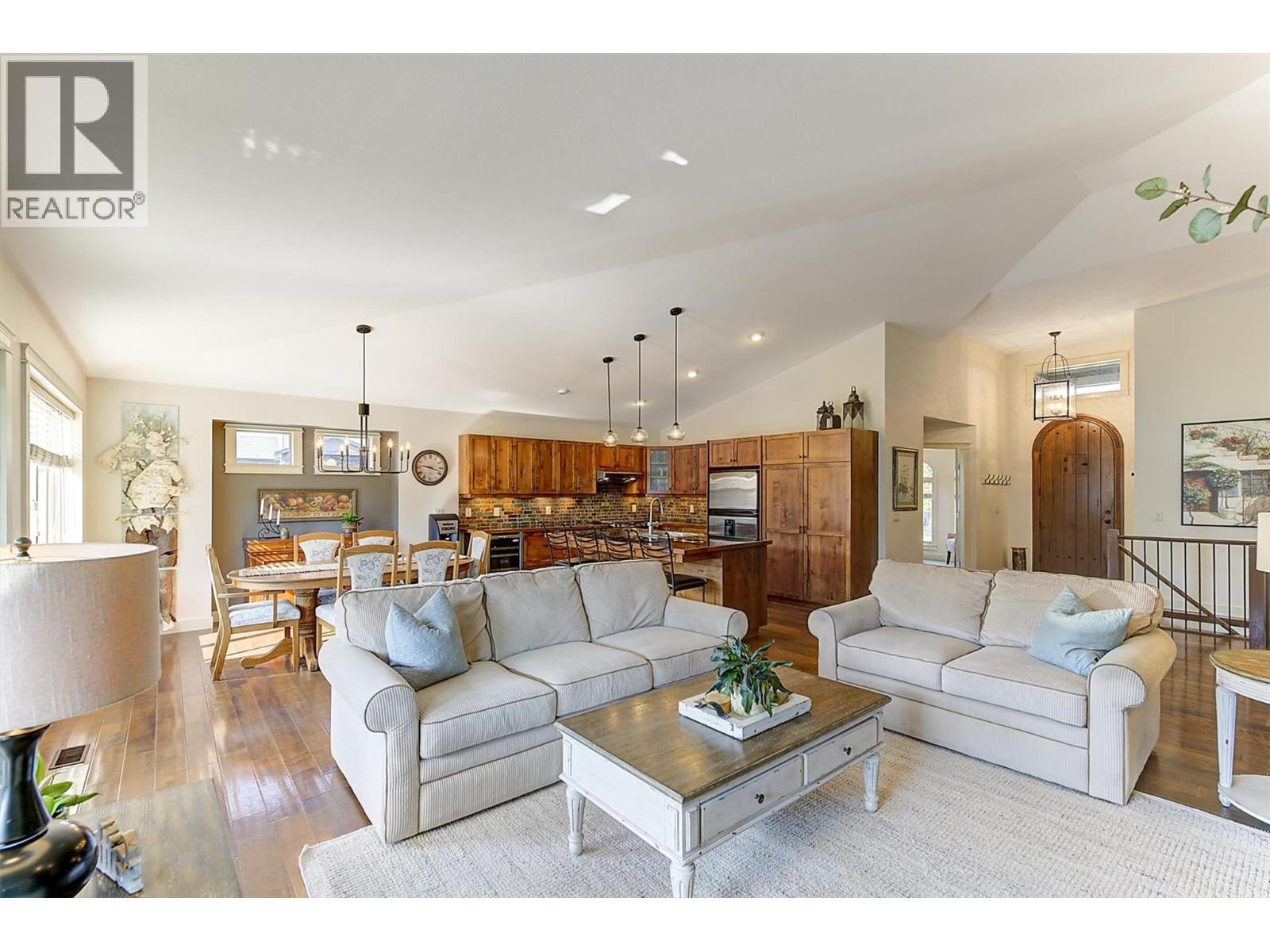 12931 East Ridge Drive, Lake Country, BC - Indoor Photo Showing Living Room