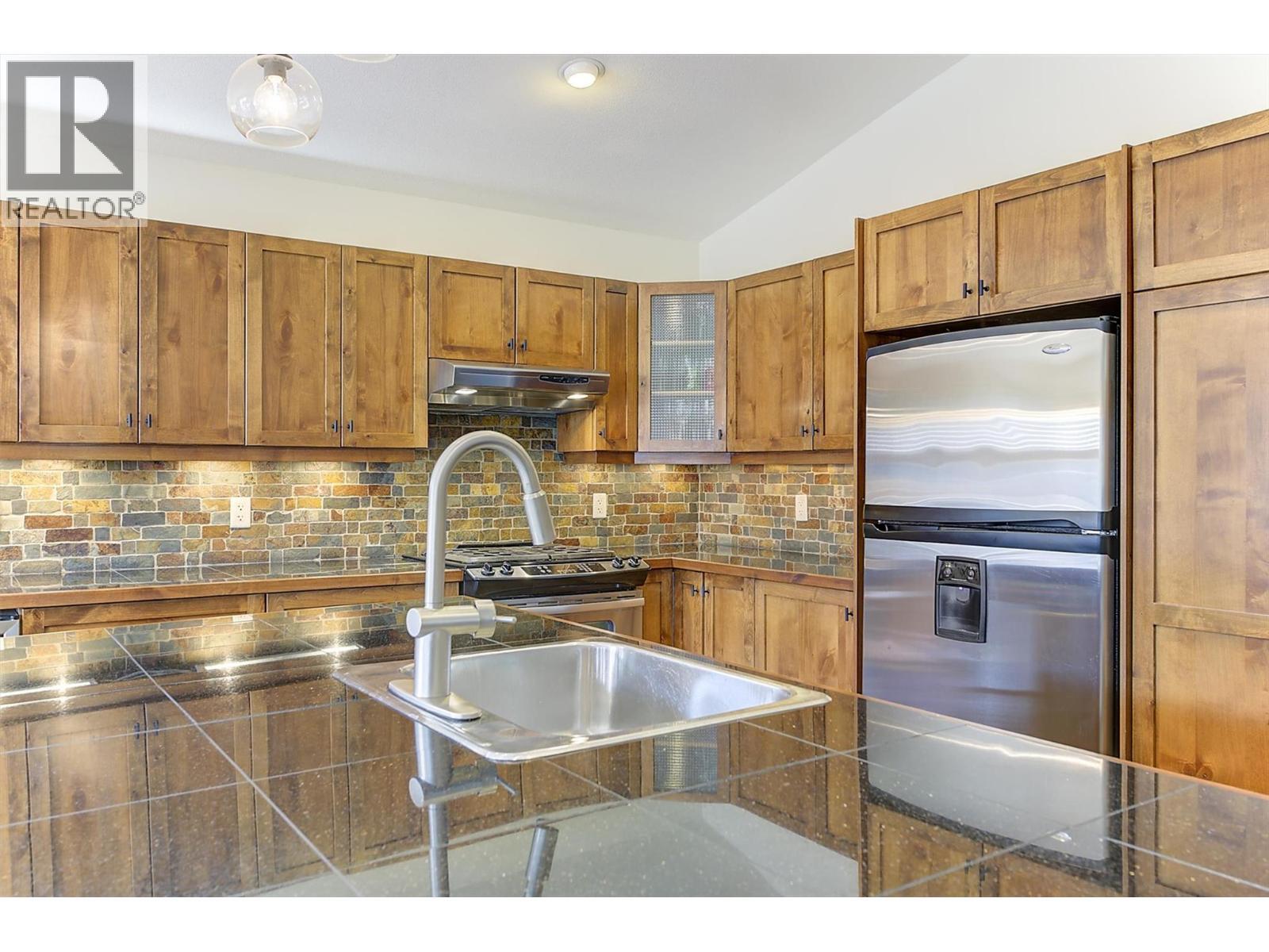 12931 East Ridge Drive, Lake Country, BC - Indoor Photo Showing Kitchen With Double Sink
