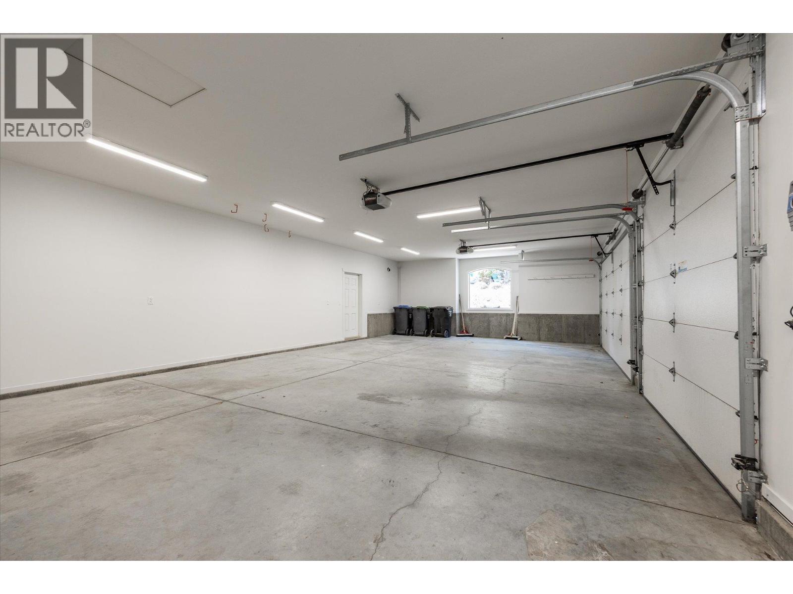 1581 Gregory Road, West Kelowna, BC - Indoor Photo Showing Garage