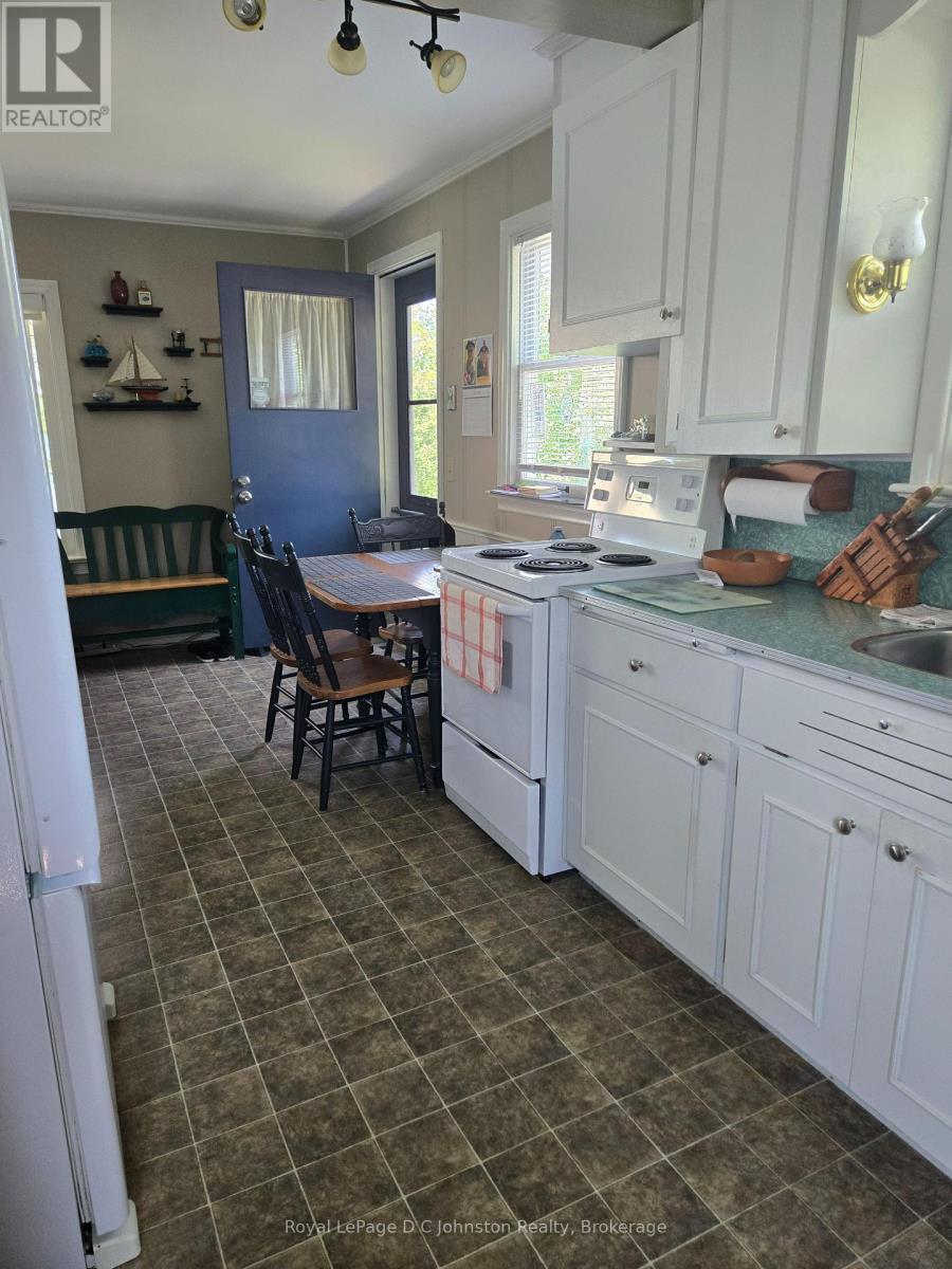 499 Bruce Road 13 Road, Native Leased Lands, ON - Indoor Photo Showing Kitchen