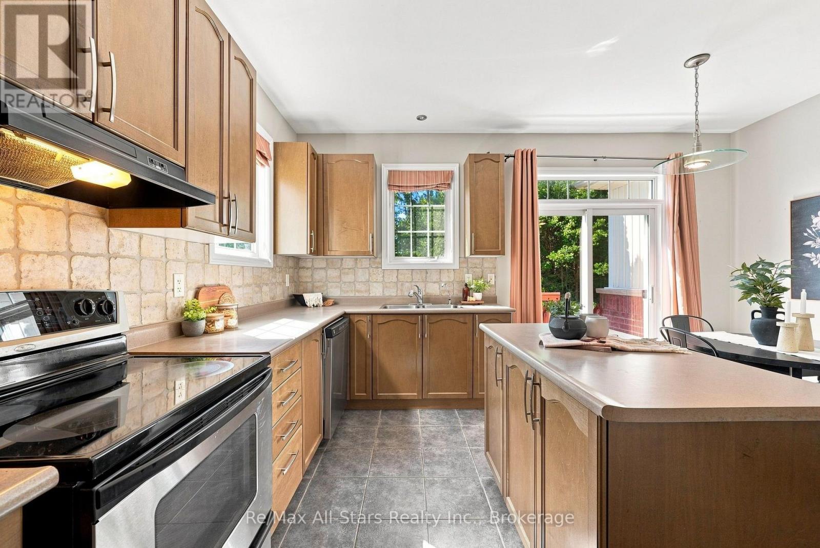 90 Roseborough Drive, Scugog (Port Perry), ON - Indoor Photo Showing Kitchen With Double Sink