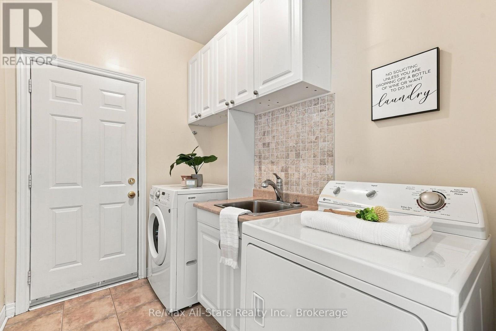 90 Roseborough Drive, Scugog (Port Perry), ON - Indoor Photo Showing Laundry Room