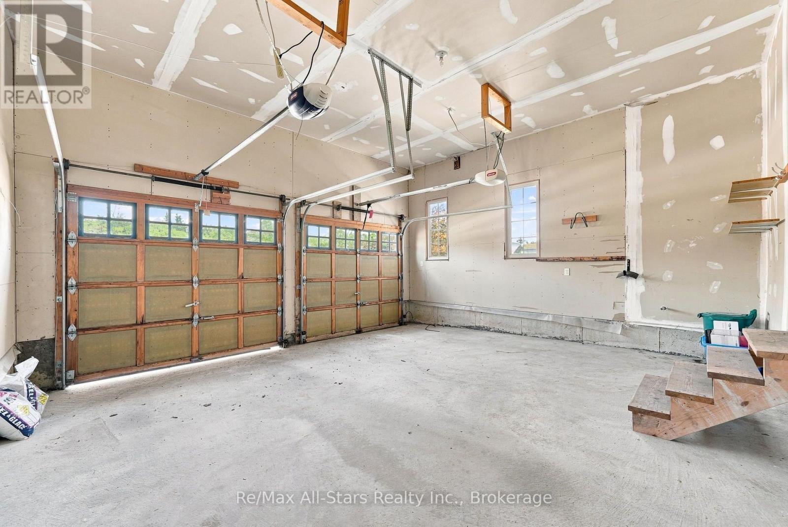 90 Roseborough Drive, Scugog (Port Perry), ON - Indoor Photo Showing Garage
