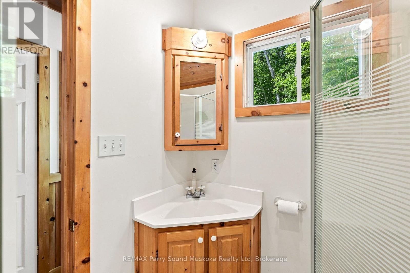 889 185 Wa Horseshoe Lake, Seguin, ON - Indoor Photo Showing Bathroom