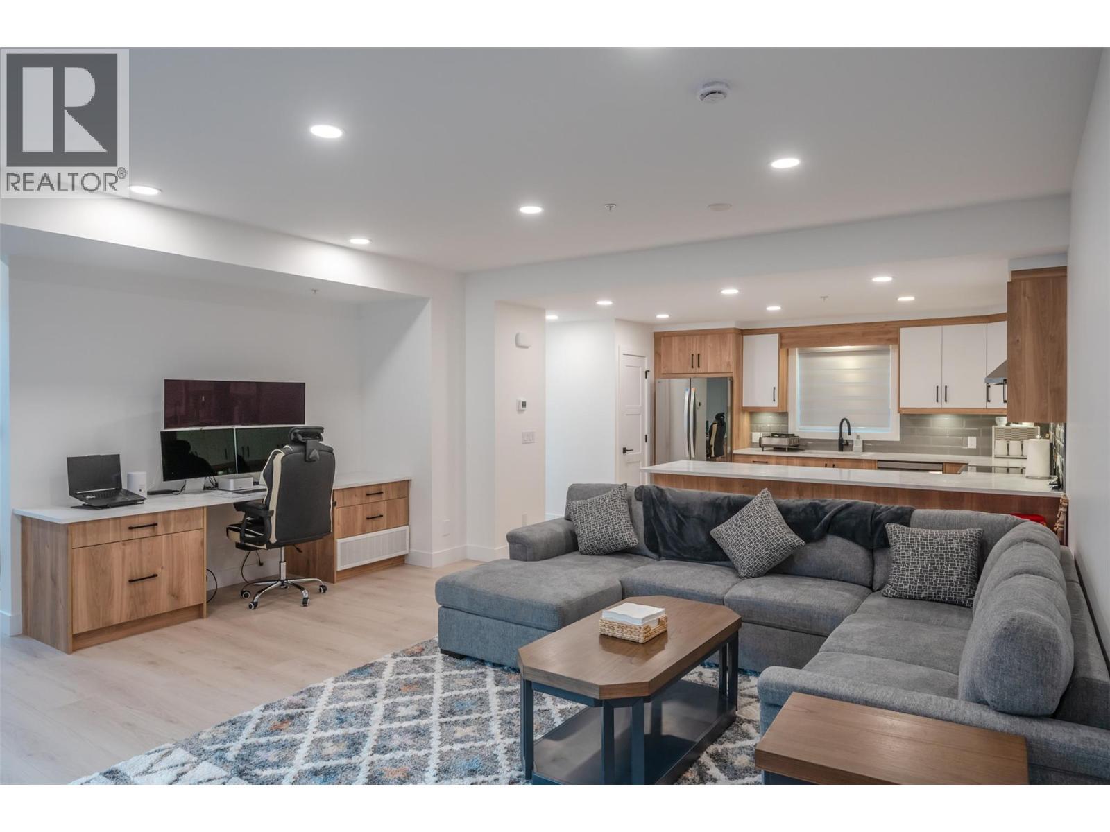 10615 Elliott Street Unit# 109, Summerland, BC - Indoor Photo Showing Living Room
