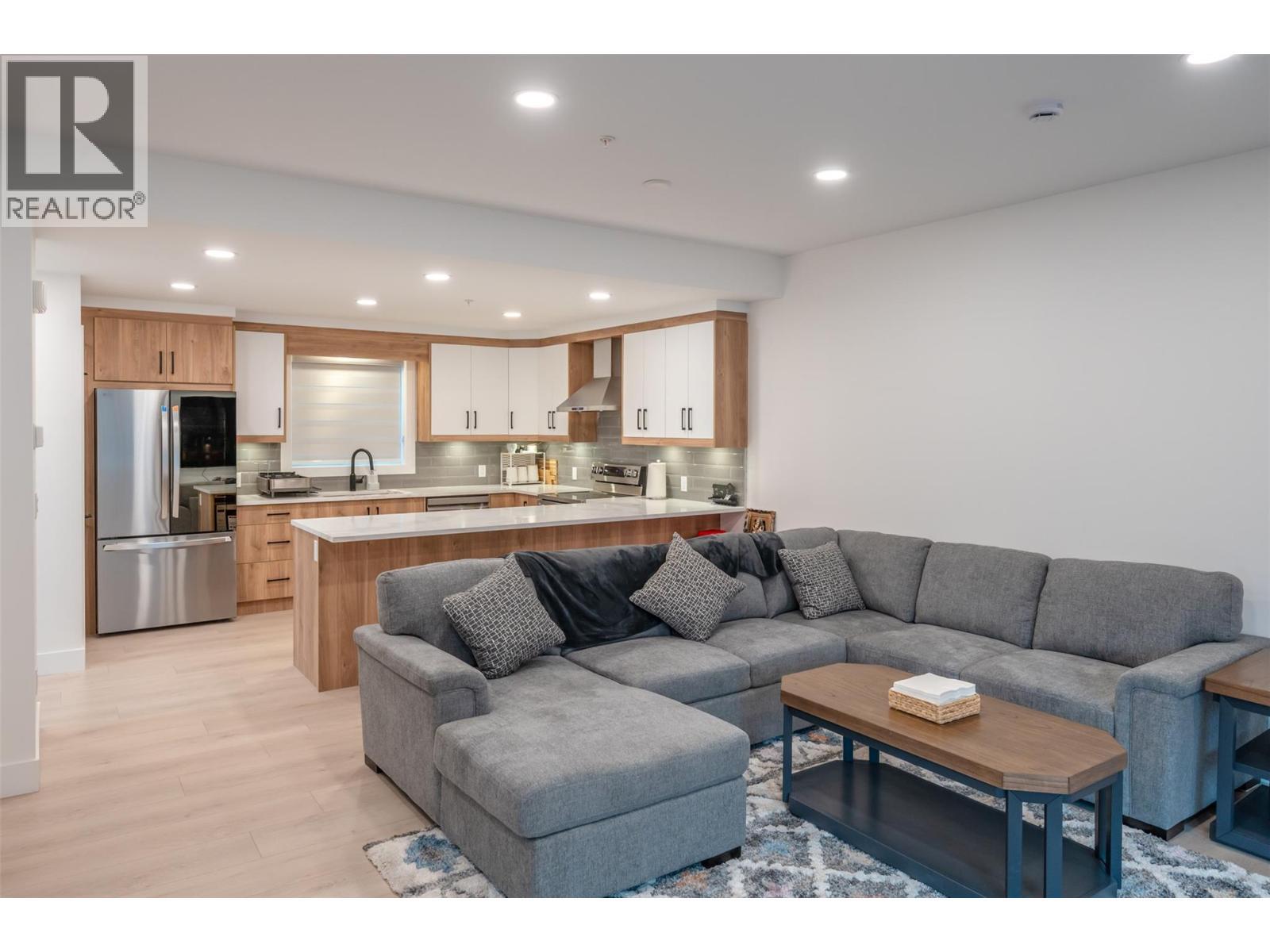 10615 Elliott Street Unit# 109, Summerland, BC - Indoor Photo Showing Living Room