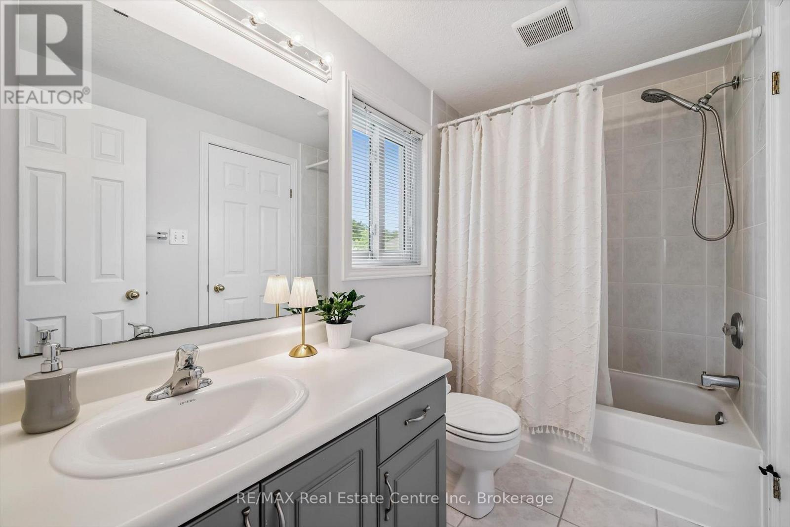 20 Pratt Place, Cambridge, ON - Indoor Photo Showing Bathroom