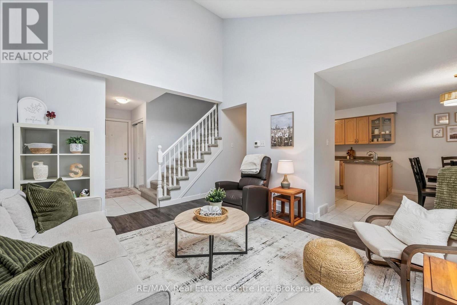 20 Pratt Place, Cambridge, ON - Indoor Photo Showing Living Room