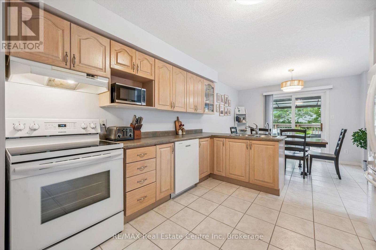 20 Pratt Place, Cambridge, ON - Indoor Photo Showing Kitchen