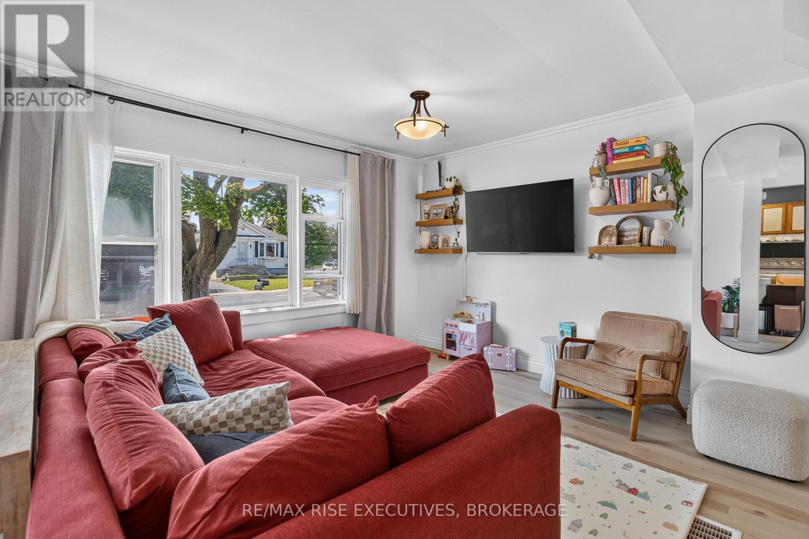 807 Brock Street, Kingston (Central City East), ON - Indoor Photo Showing Living Room
