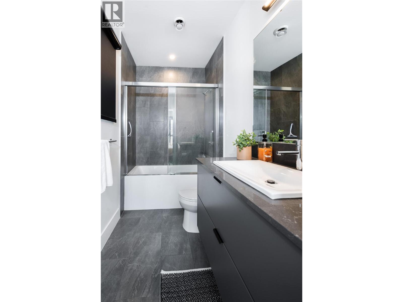 1701 Coursier Avenue Unit# 2213, Revelstoke, BC - Indoor Photo Showing Bathroom
