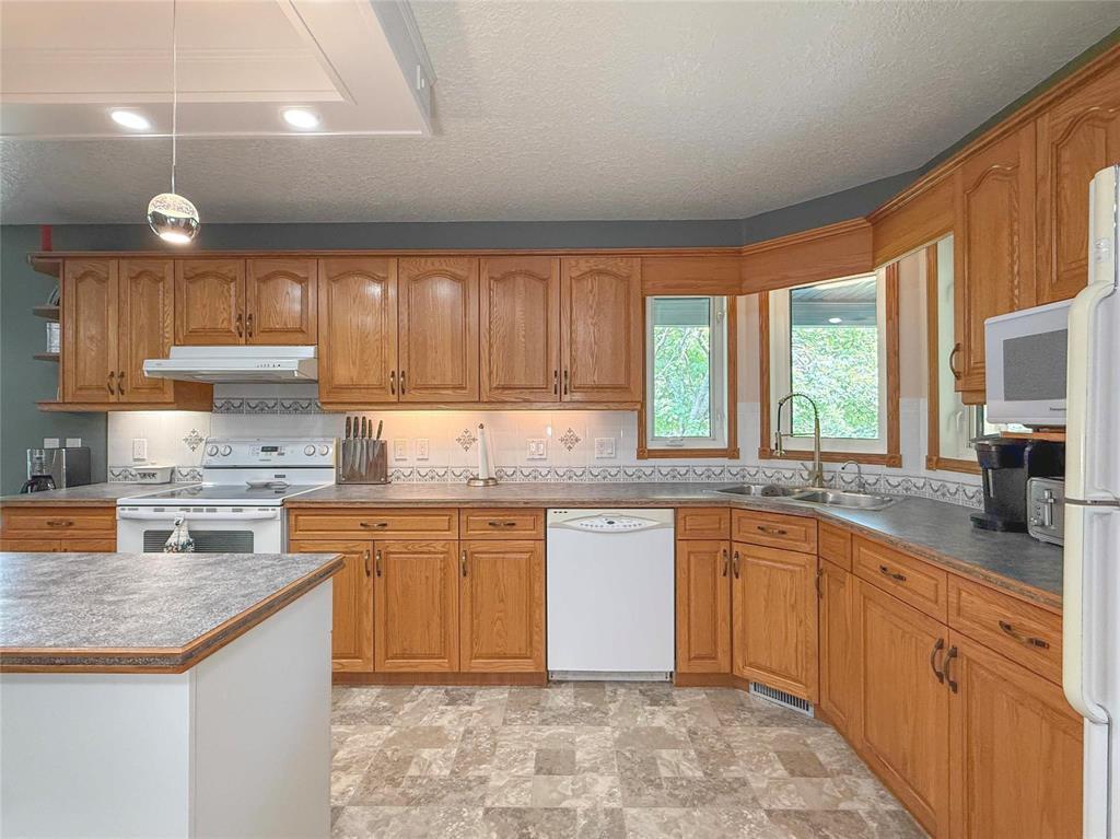 106100 43 (Treesbank) Road N, Brandon, MB - Indoor Photo Showing Kitchen With Double Sink