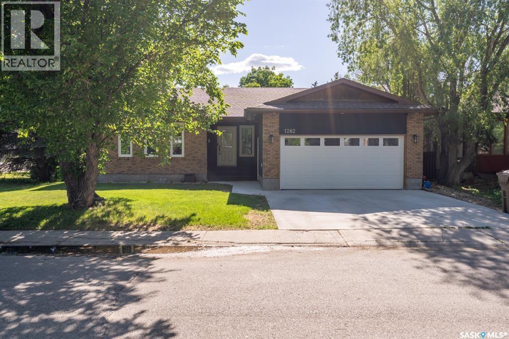 1262 James Crescent, Regina, SK - Outdoor