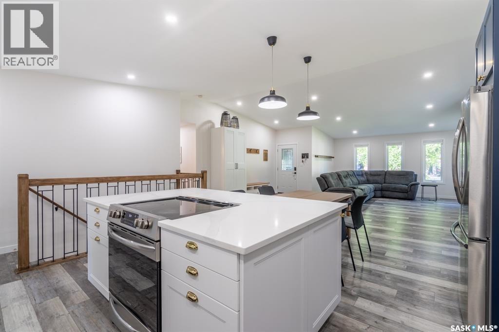 1262 James Crescent, Regina, SK - Indoor Photo Showing Kitchen With Upgraded Kitchen