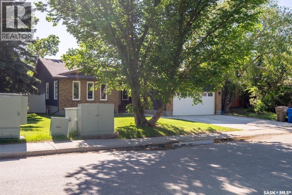 1262 James Crescent, Regina, SK - Outdoor