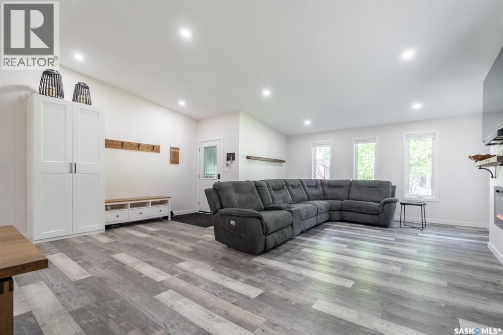 1262 James Crescent, Regina, SK - Indoor Photo Showing Living Room
