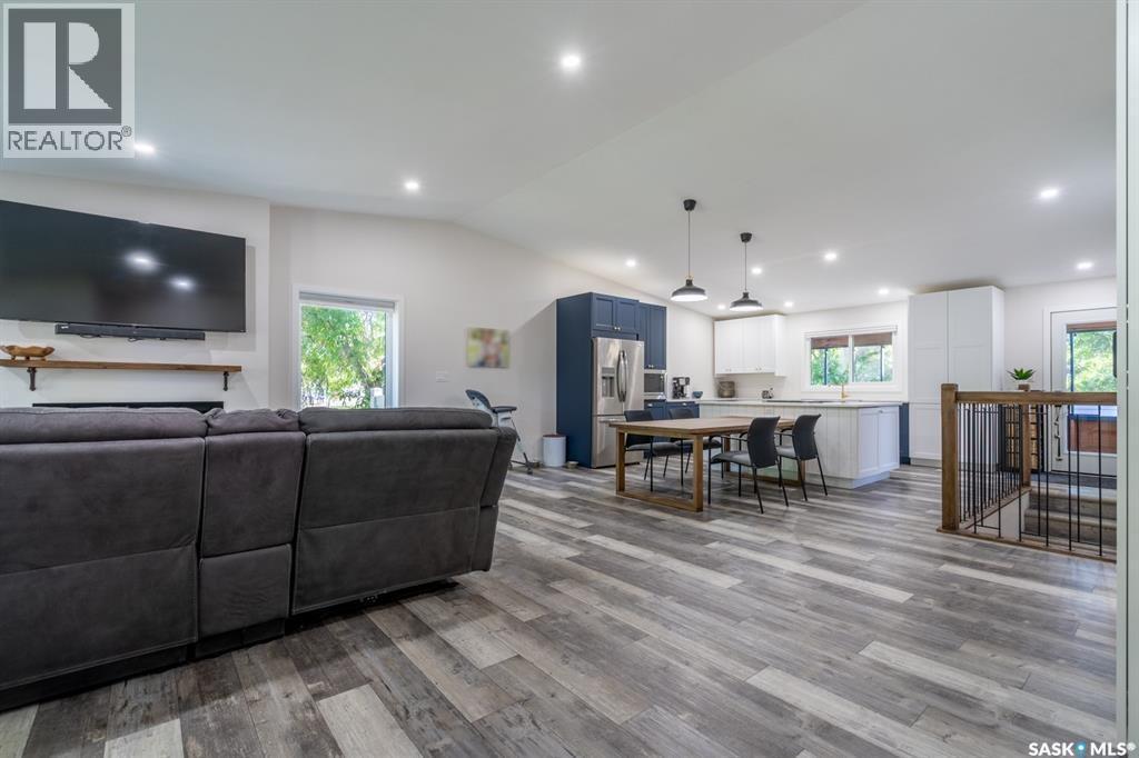 1262 James Crescent, Regina, SK - Indoor Photo Showing Living Room