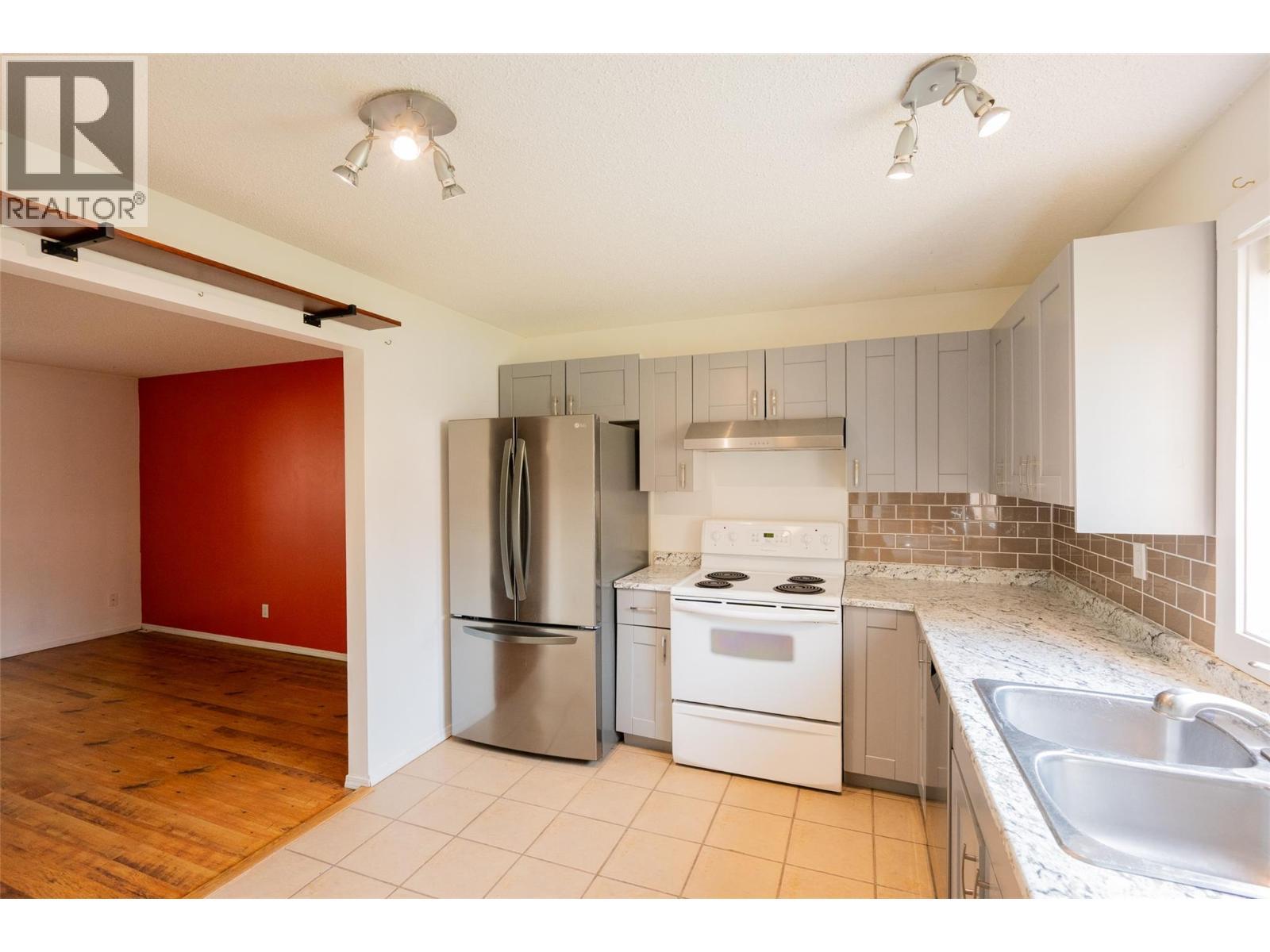 1605 Summit Drive Unit# 17, Kamloops, BC - Indoor Photo Showing Kitchen With Double Sink
