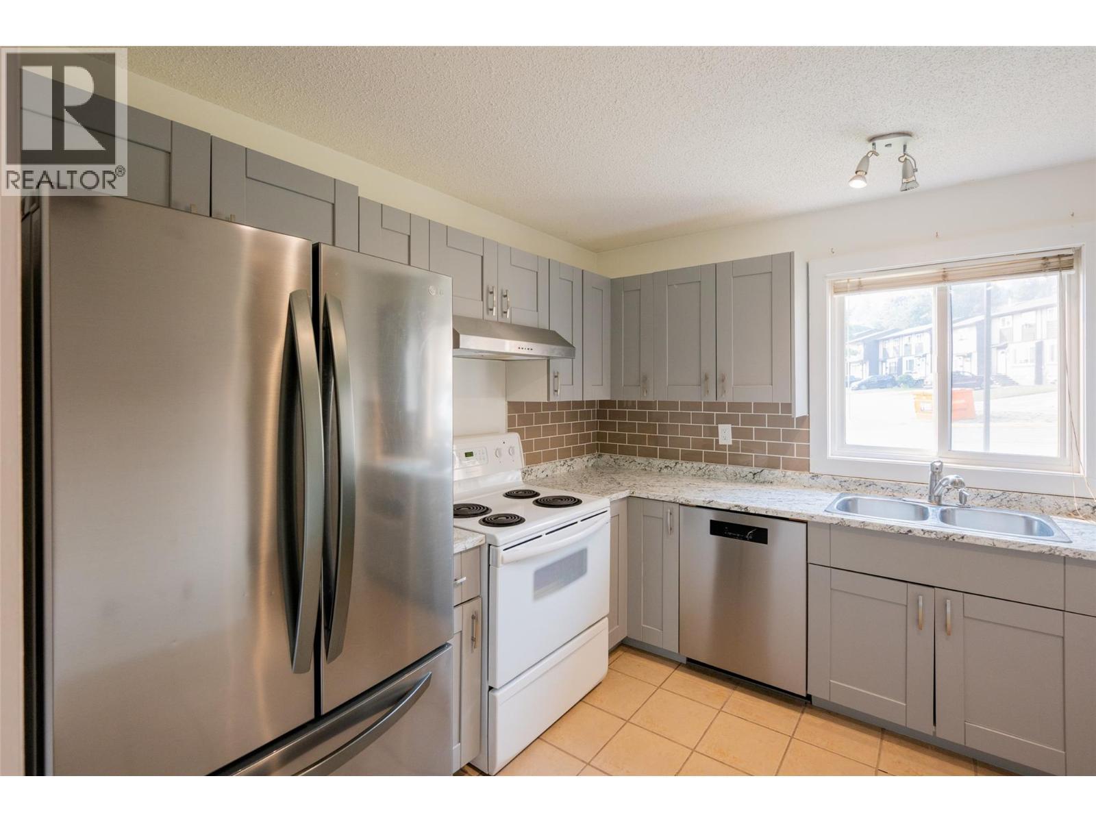 1605 Summit Drive Unit# 17, Kamloops, BC - Indoor Photo Showing Kitchen With Double Sink