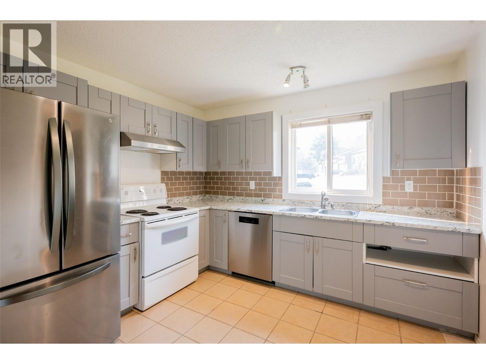 1605 Summit Drive Unit# 17, Kamloops, BC - Indoor Photo Showing Kitchen With Double Sink