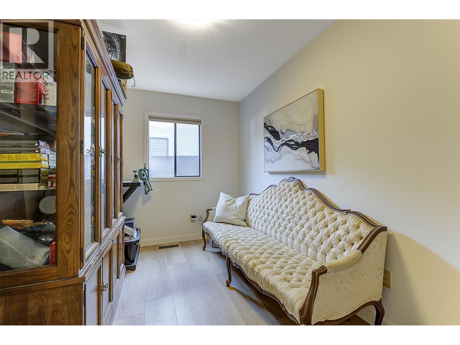 687 Barnaby Road, Kelowna, BC - Indoor