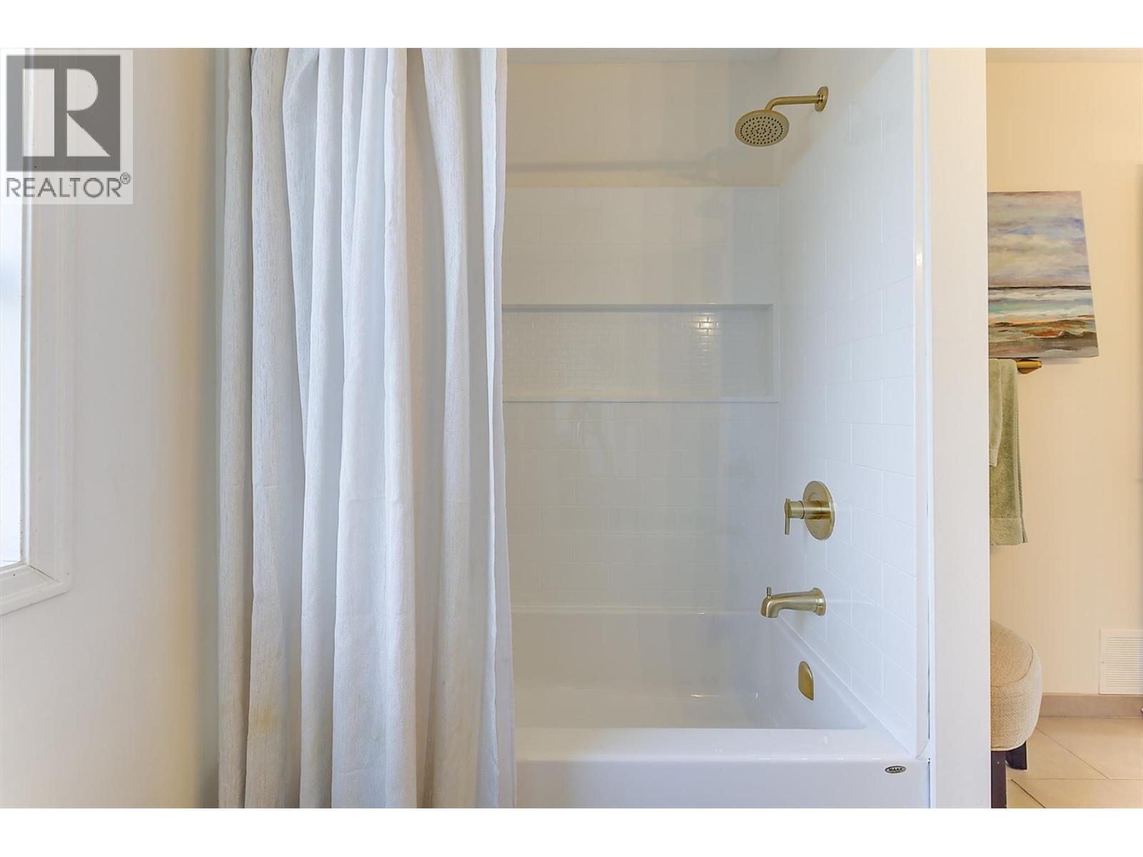 687 Barnaby Road, Kelowna, BC - Indoor Photo Showing Bathroom
