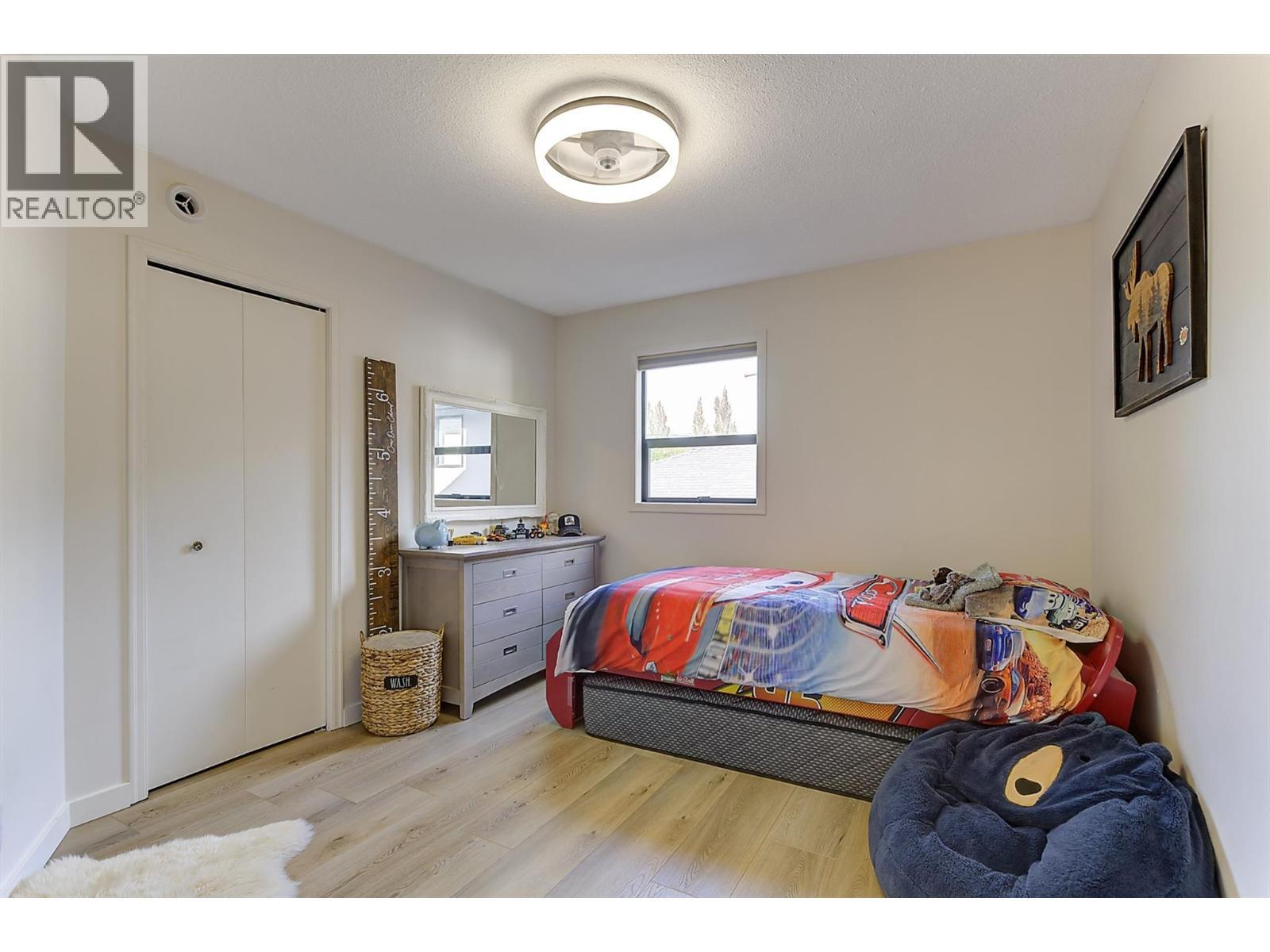 687 Barnaby Road, Kelowna, BC - Indoor Photo Showing Bedroom