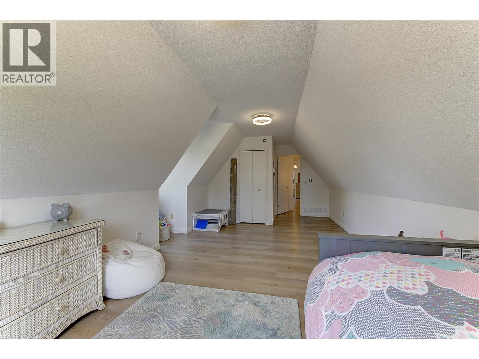 687 Barnaby Road, Kelowna, BC - Indoor