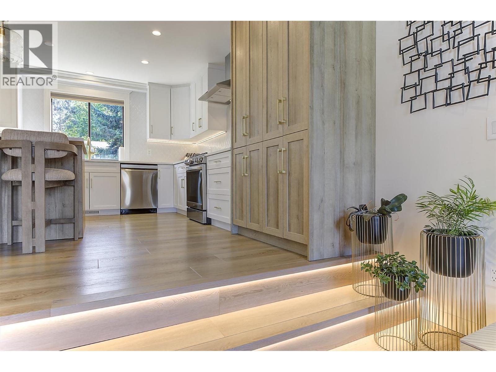 687 Barnaby Road, Kelowna, BC - Indoor