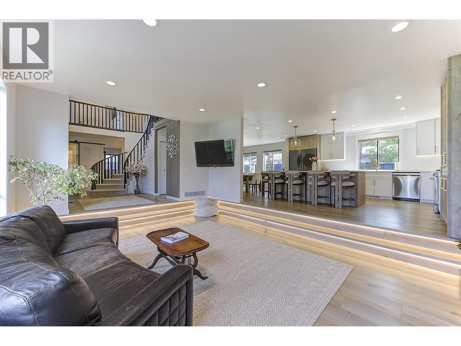 687 Barnaby Road, Kelowna, BC - Indoor Photo Showing Living Room