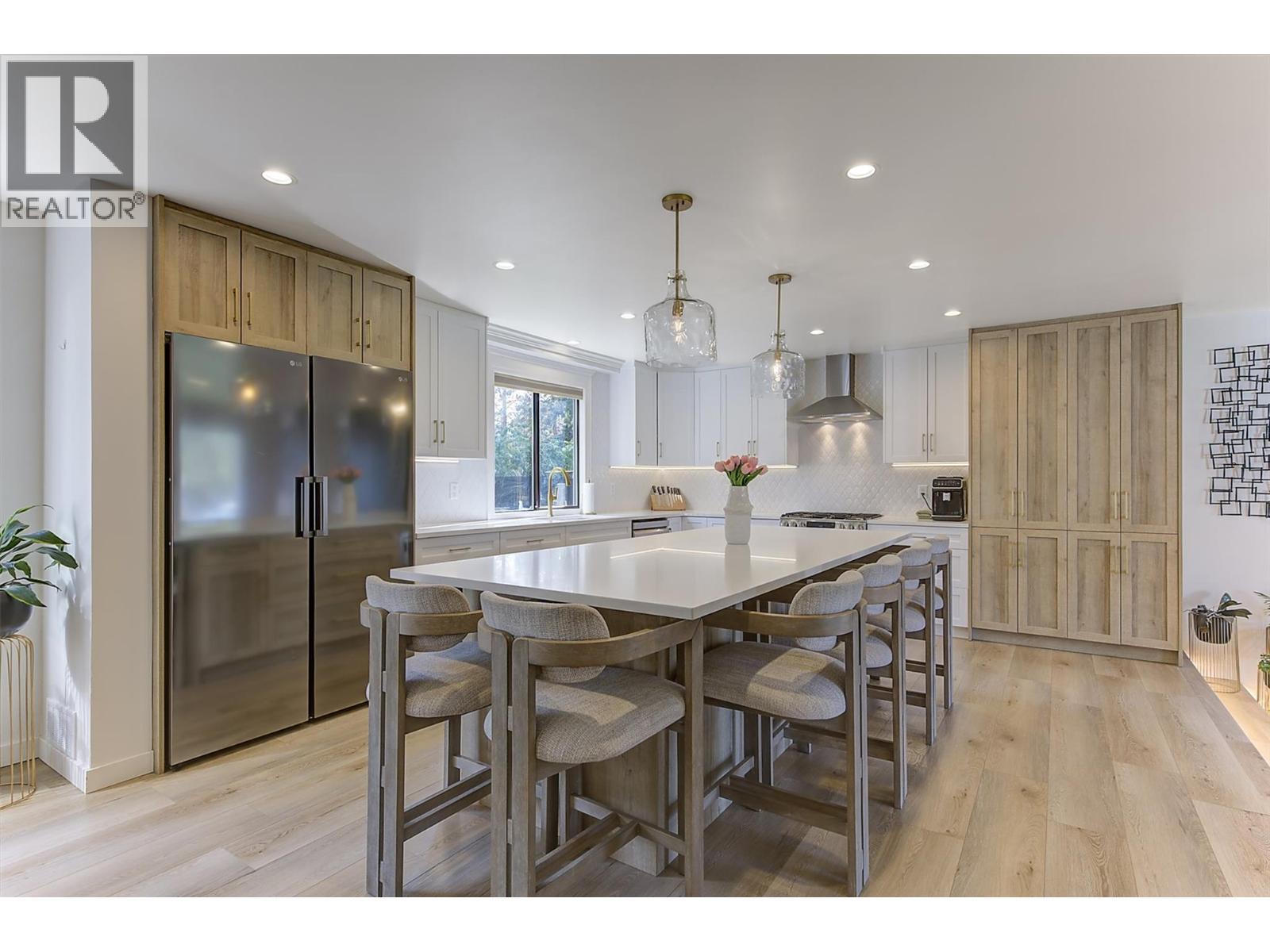 687 Barnaby Road, Kelowna, BC - Indoor Photo Showing Dining Room