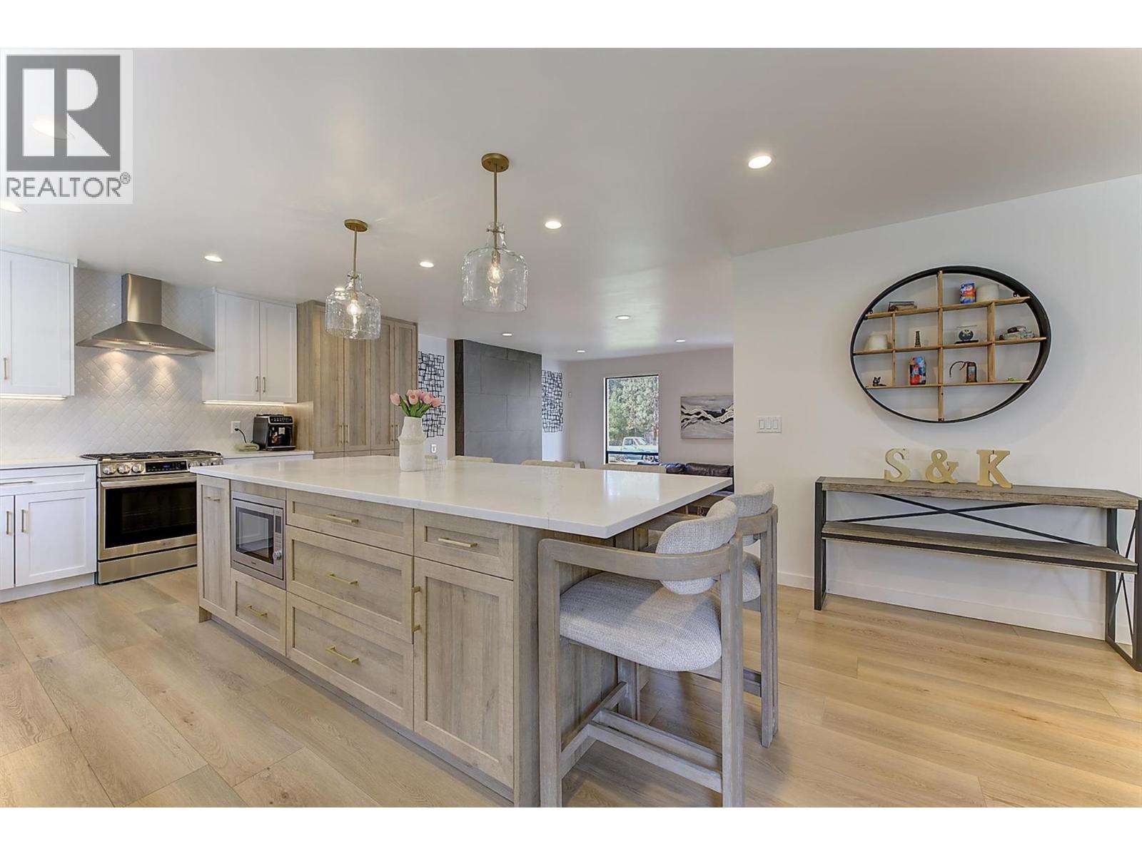 687 Barnaby Road, Kelowna, BC - Indoor Photo Showing Kitchen With Upgraded Kitchen