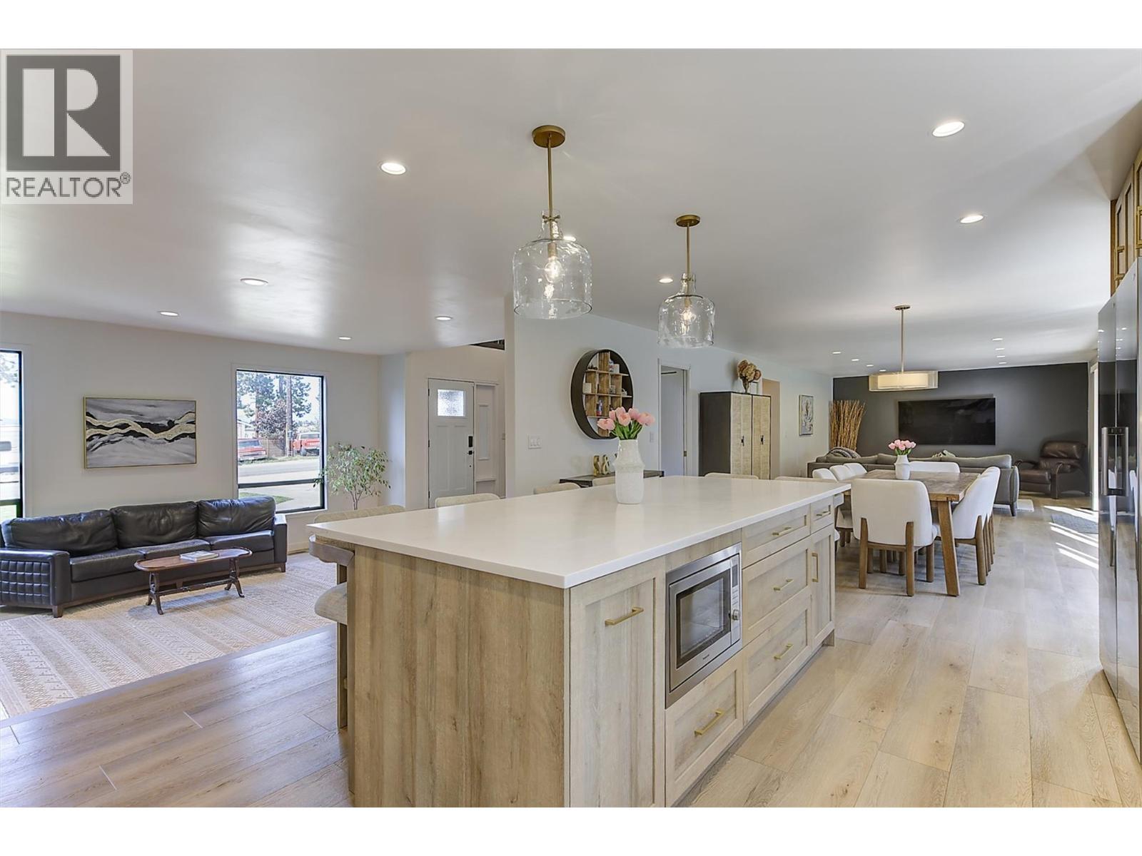 687 Barnaby Road, Kelowna, BC - Indoor