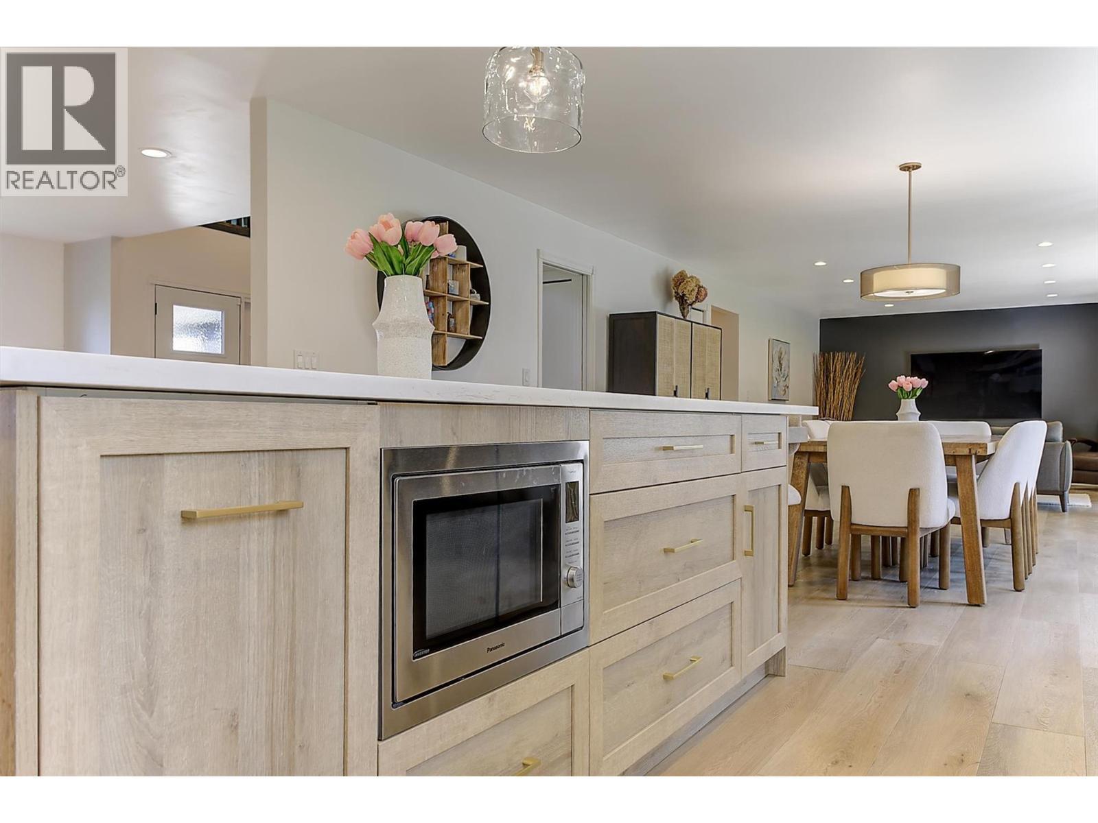 687 Barnaby Road, Kelowna, BC - Indoor