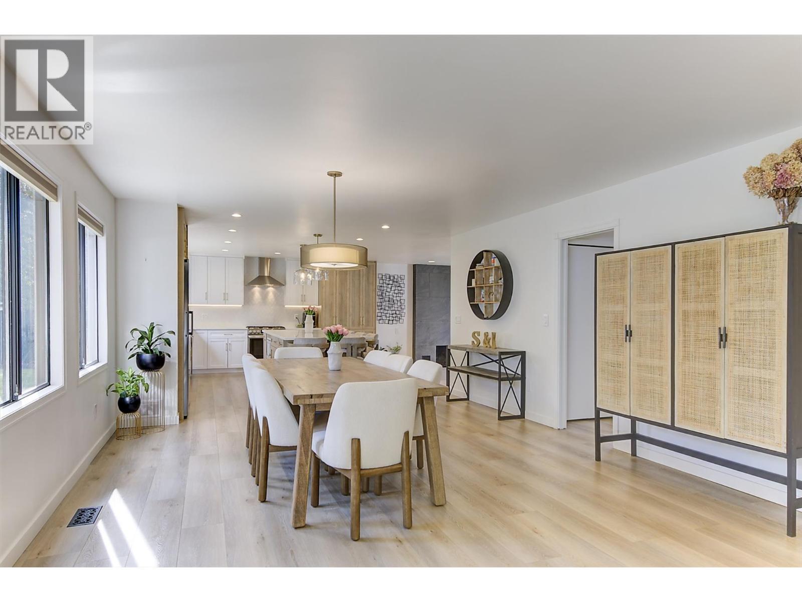 687 Barnaby Road, Kelowna, BC - Indoor Photo Showing Dining Room
