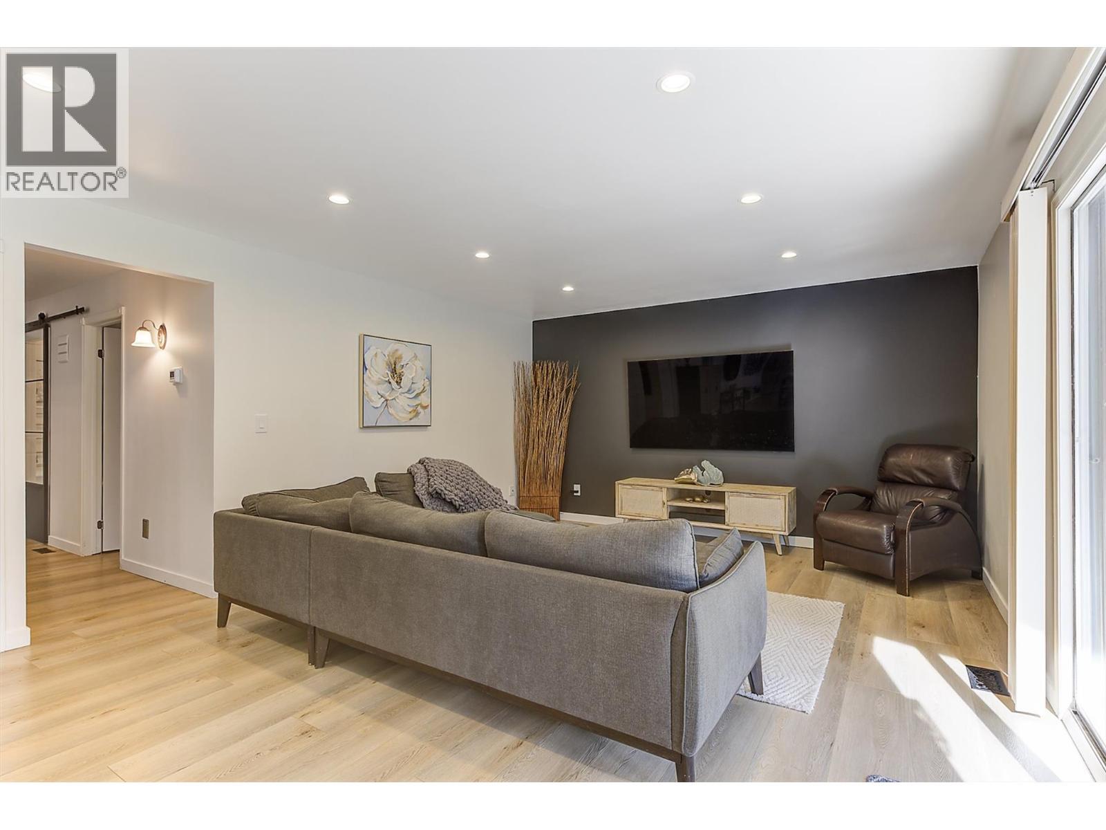 687 Barnaby Road, Kelowna, BC - Indoor Photo Showing Living Room
