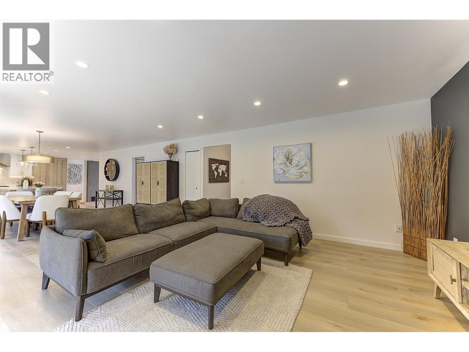 687 Barnaby Road, Kelowna, BC - Indoor Photo Showing Living Room