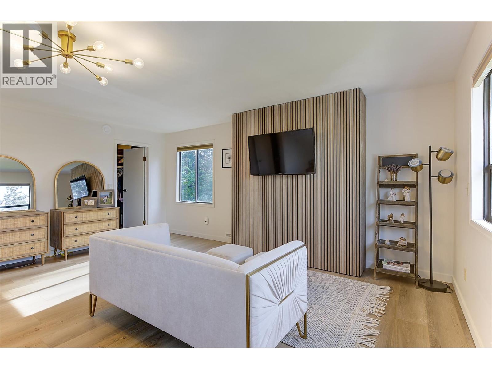 687 Barnaby Road, Kelowna, BC - Indoor