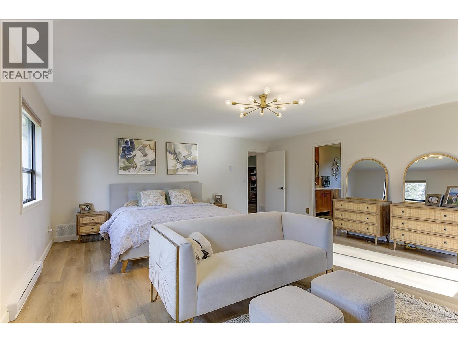 687 Barnaby Road, Kelowna, BC - Indoor Photo Showing Bedroom