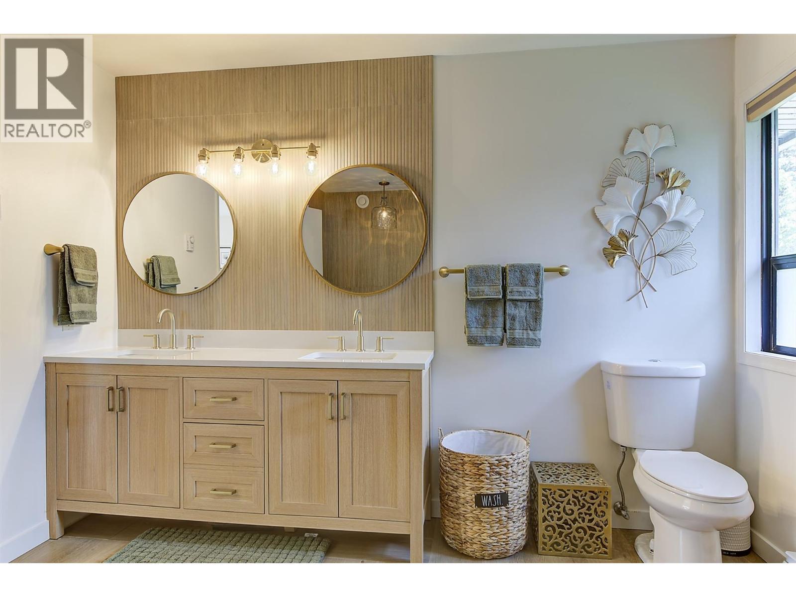 687 Barnaby Road, Kelowna, BC - Indoor Photo Showing Bathroom