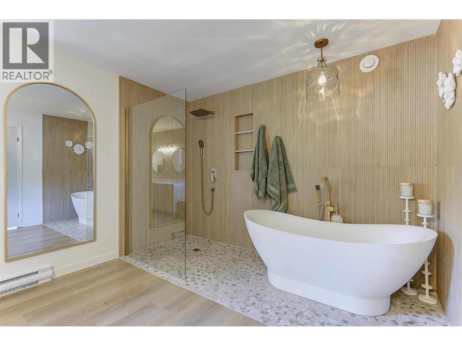 687 Barnaby Road, Kelowna, BC - Indoor Photo Showing Bathroom