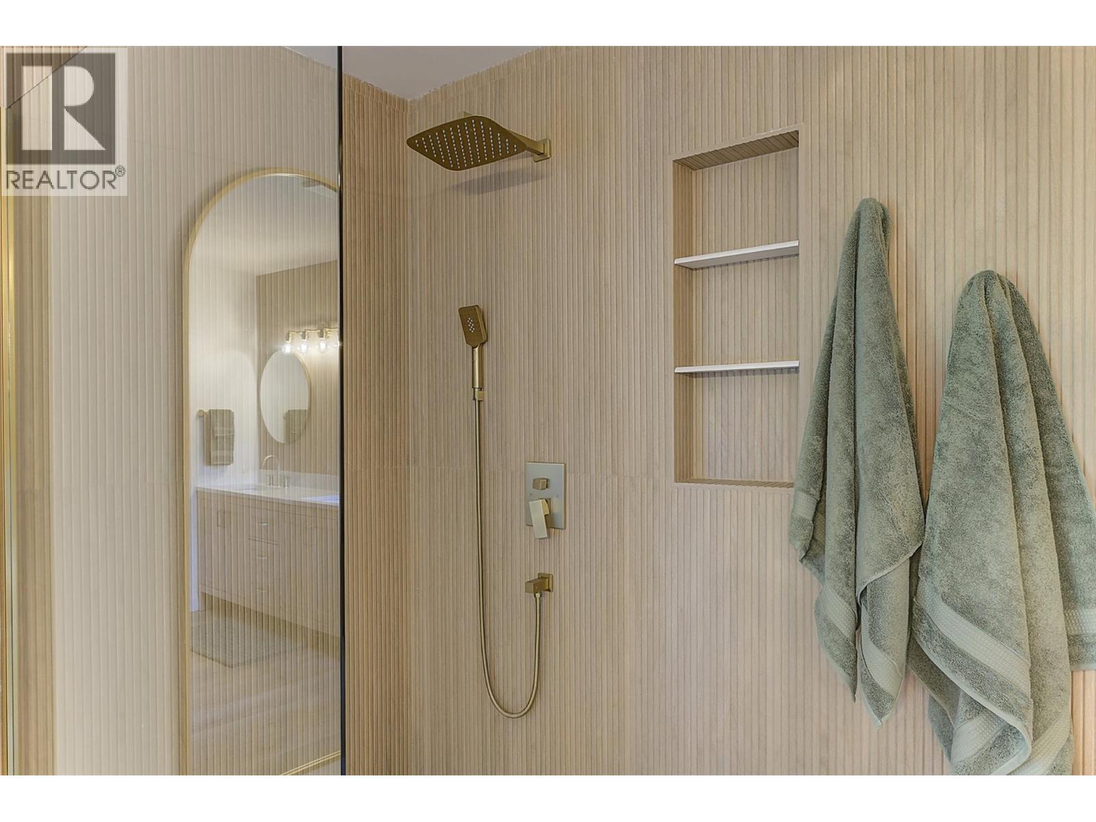 687 Barnaby Road, Kelowna, BC - Indoor Photo Showing Bathroom