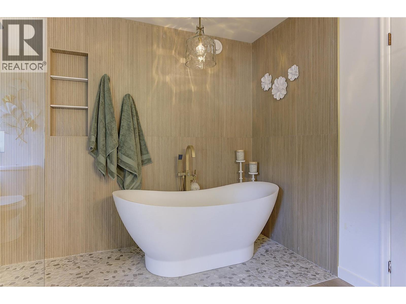 687 Barnaby Road, Kelowna, BC - Indoor Photo Showing Bathroom