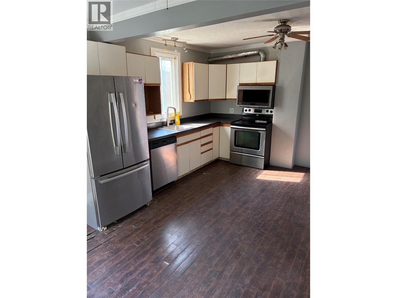 626 Hendry Street, Trail, BC - Indoor Photo Showing Kitchen