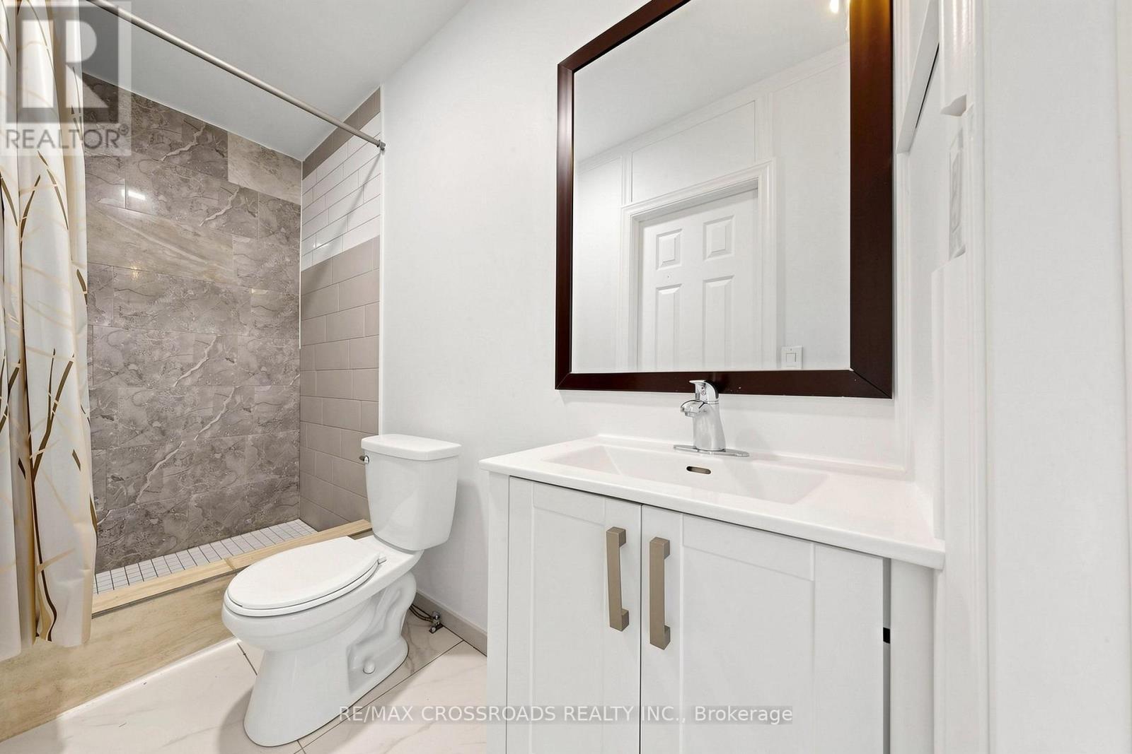 1496 Simcoe Street N, Oshawa, ON - Indoor Photo Showing Bathroom