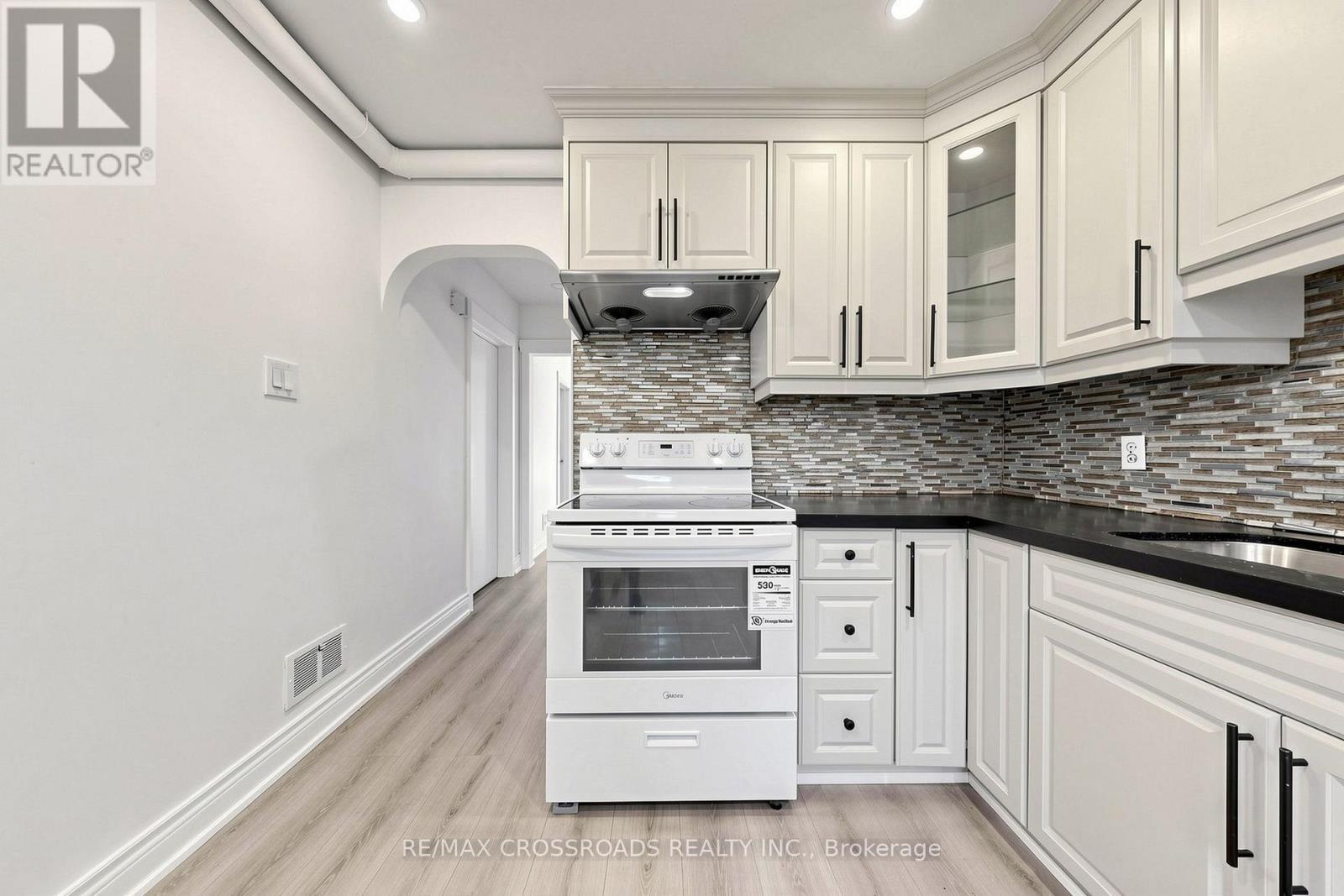 1496 Simcoe Street N, Oshawa, ON - Indoor Photo Showing Kitchen