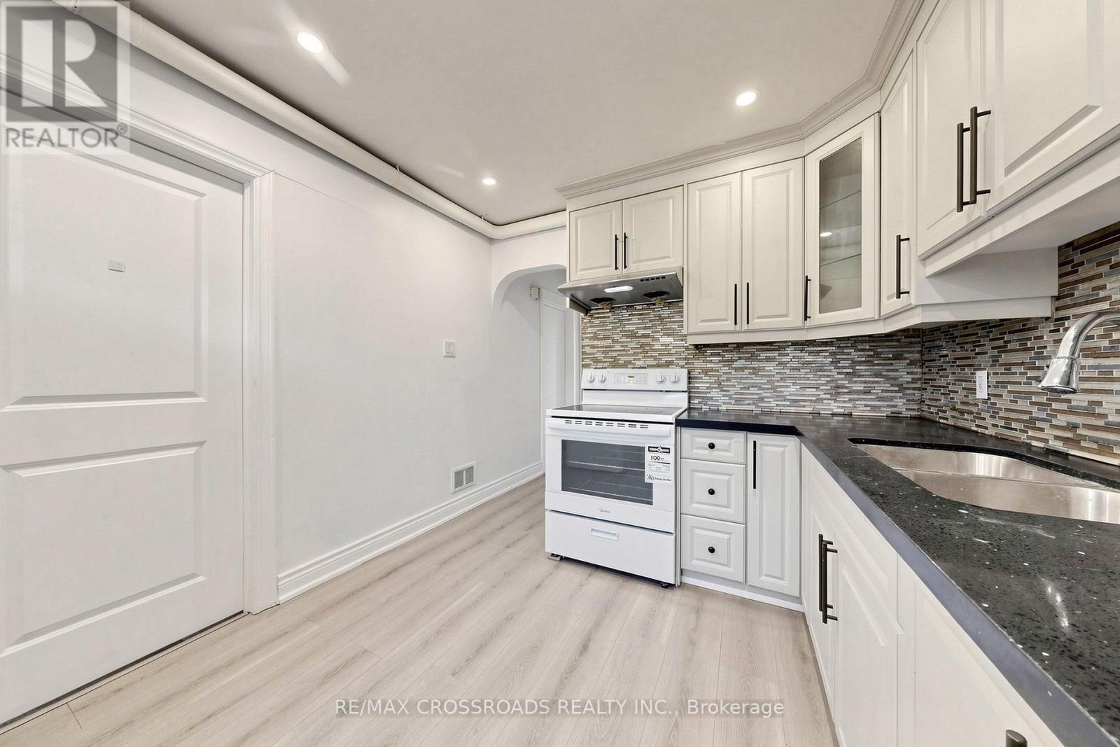 1496 Simcoe Street N, Oshawa, ON - Indoor Photo Showing Kitchen