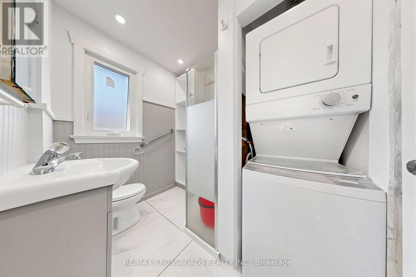 1496 Simcoe Street N, Oshawa, ON - Indoor Photo Showing Laundry Room